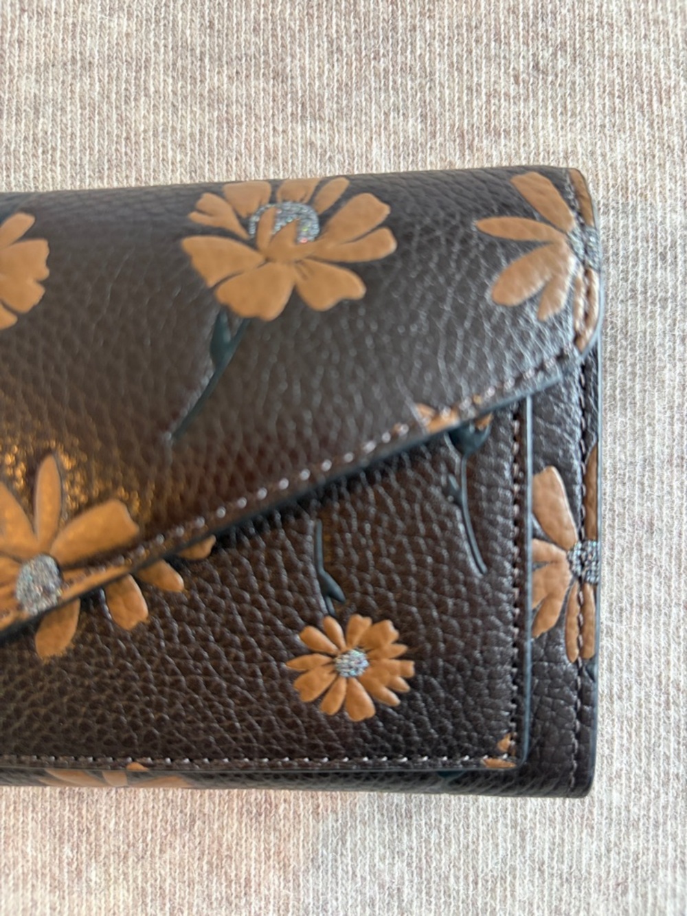COACH Wyn Floral Printed Leather long wallet - Picture 4 of 12